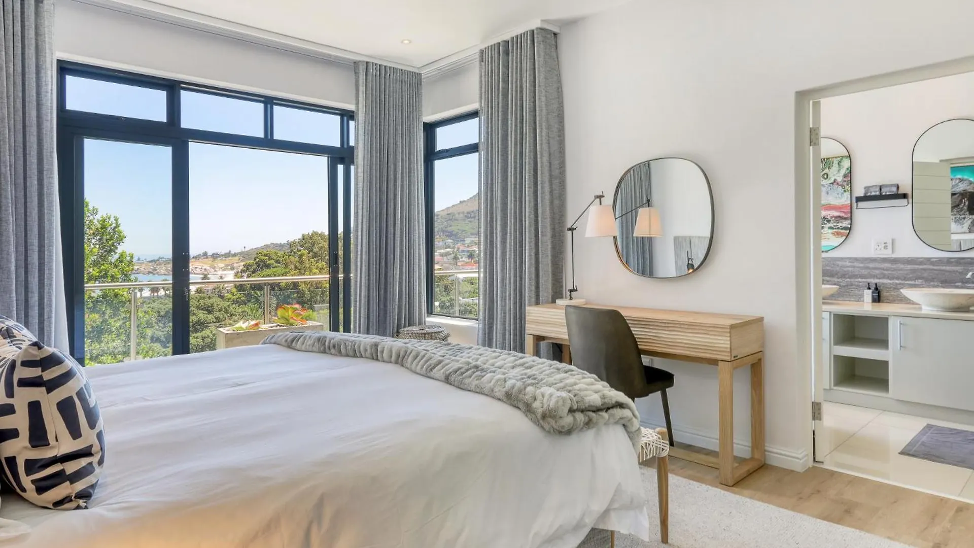 Vista Del Mare Camps Bay - 3 Min Walk To Beach, Pool, View Cape Town South Africa